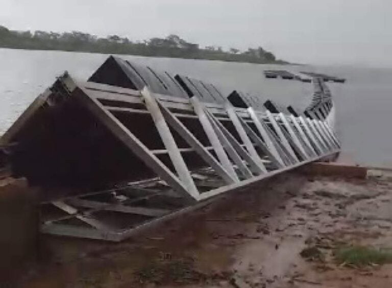 Chuva e vento danifica píer do Parque Náutico em Araçatuba