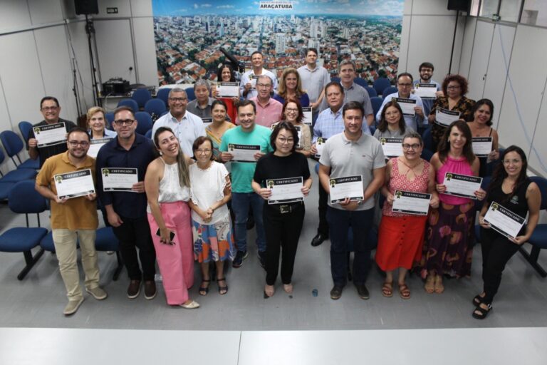 Prefeitura entrega certificado a servidores pelo Programa de Governança