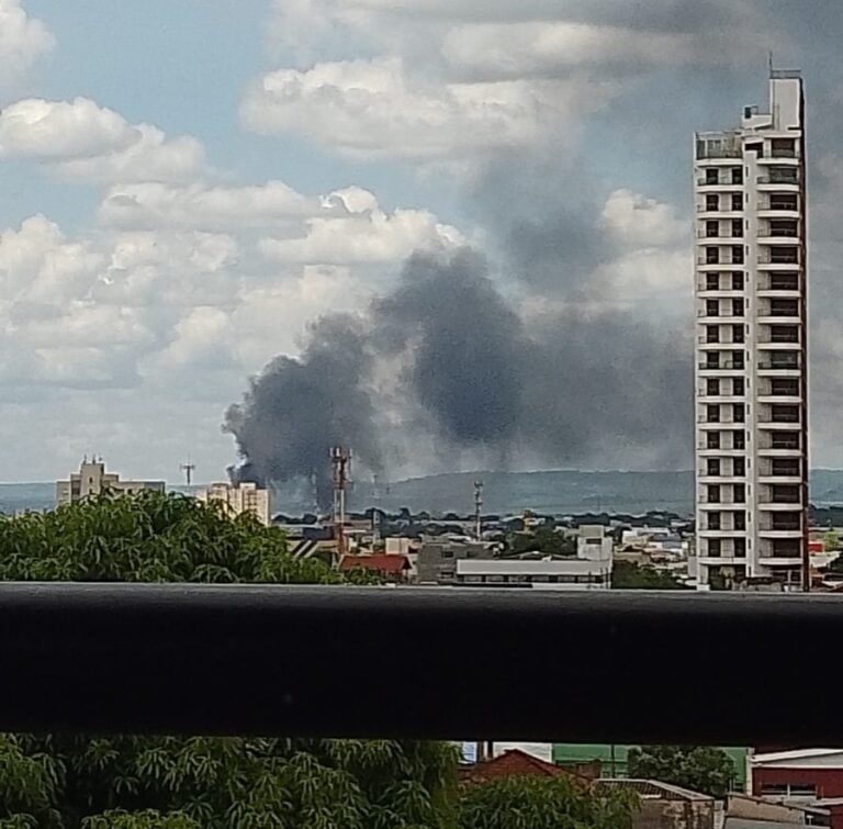 URGENTE: Incêndio atinge empresa reformadora de pneus na avenida Brasil