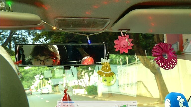 Uber da Mamãe Noel chama atenção pelas ruas de Campinas