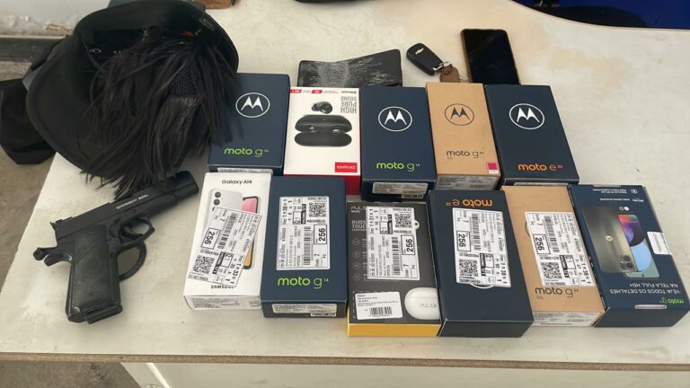 Dupla invade loja, foge com celulares e bate o carro durante a fuga