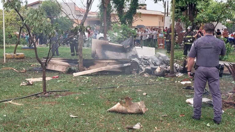 Avião cai em praça e deixa 5 pessoas mortas no interior de SP; veja vídeos