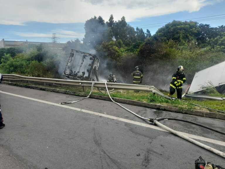 Caminhão em chamas na Anhanguera deixa motorista gravemente ferido