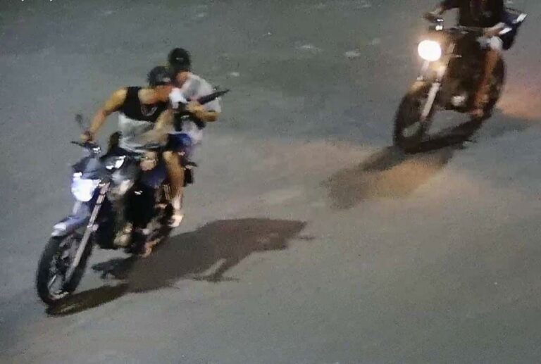 O flagrante aconteceu, na segunda-feira, no bairro Vila Bela, em Taubaté. As imagens do jovem com o fuzil foram registradas pelas câmeras