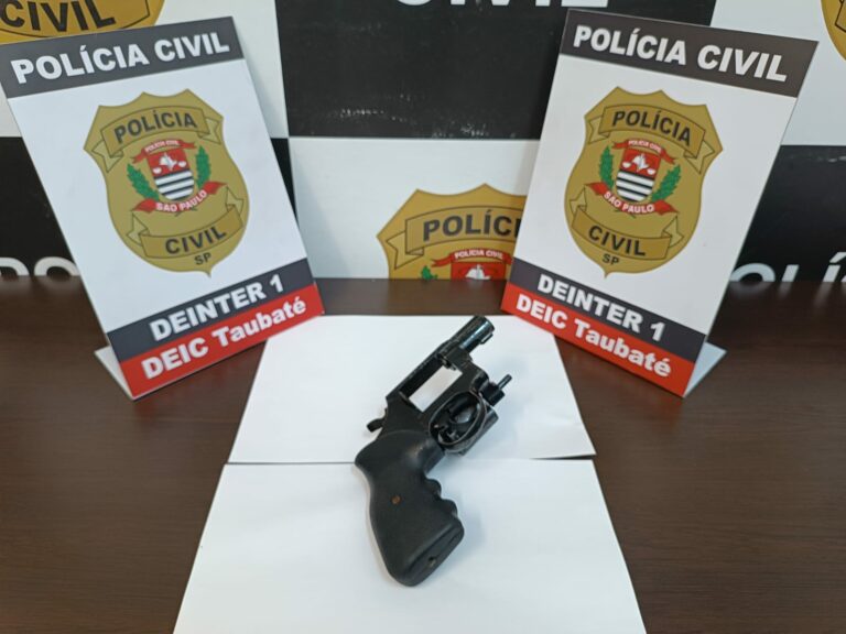 Um homem, de 34 anos, suspeito de ostentar armas em vídeos que circulam nas redes sociais, foi preso no bairro Esplanada Santa Terezinha