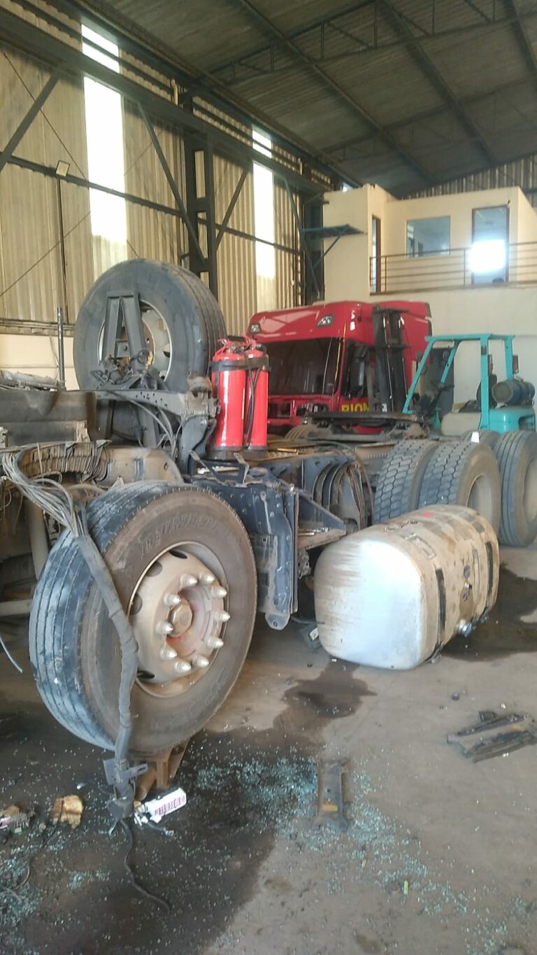 Um trio de homens foi preso por roubar e desmontar um caminhão na estrada Borda da Mata, em Caçapava, nesta quinta-feira