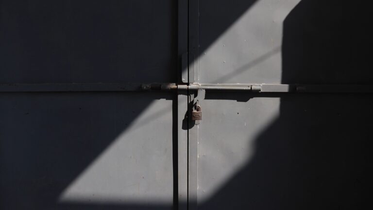 Saiba como deixar sua casa segura quando viajar nas férias