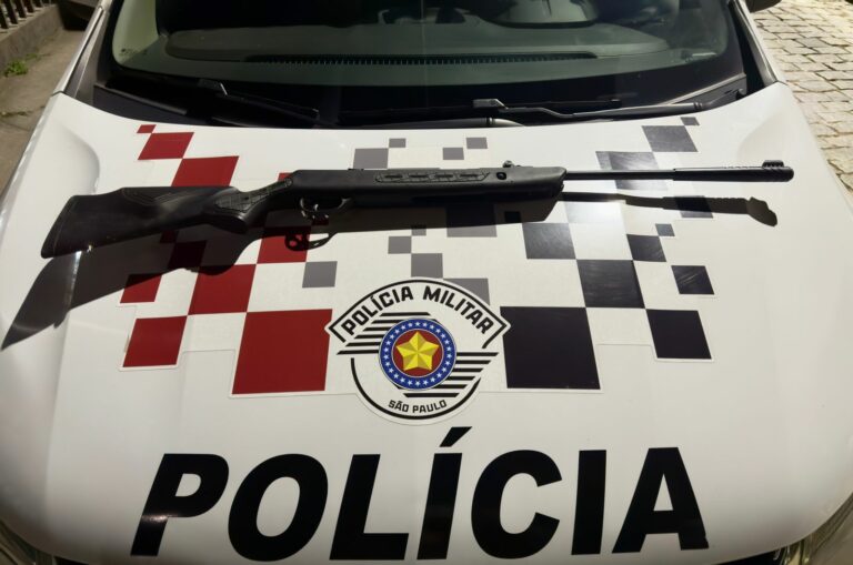 Nesta sexta-feira (29), a Polícia Militar prendeu um homem por violência doméstica na cidade de Piquete. Ele teria ameaçado a esposa