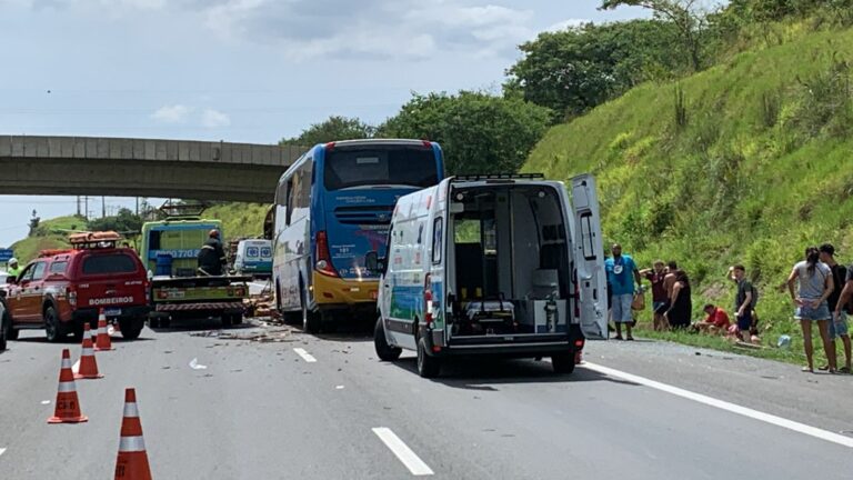 Acidente entre ônibus e caminhão interdita Rodovia Dom Pedro; helicóptero Águia no local