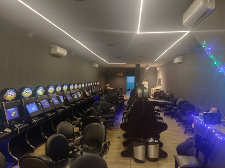 Azar no jogo: Mulher é presa com máquinas caça-níqueis em cidade do litoral