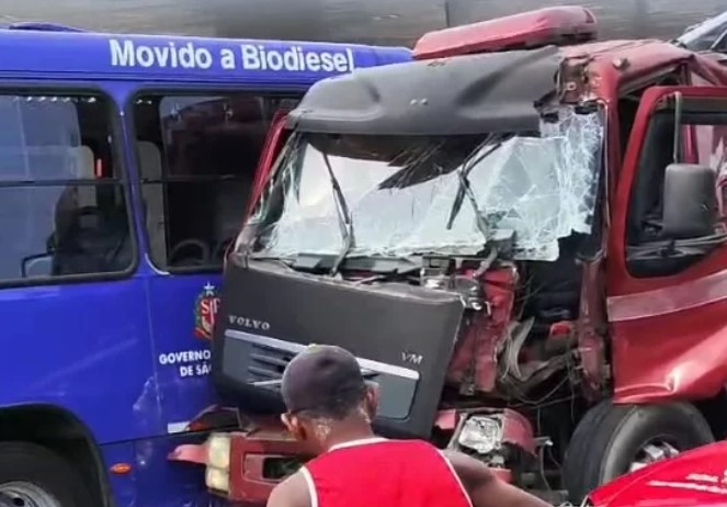 Acidente entre dois caminhões e um ônibus interdita via em Praia Grande
