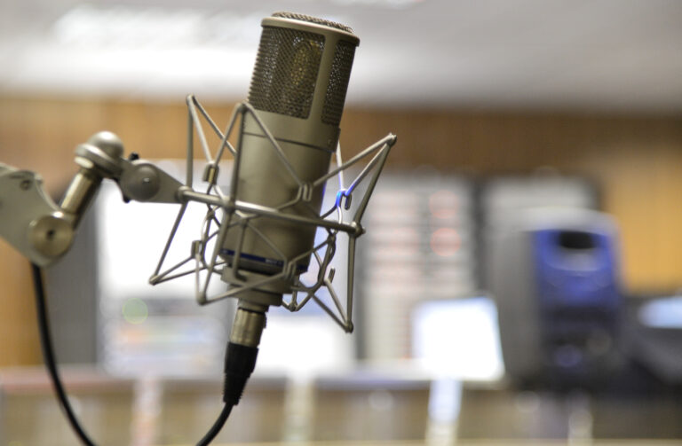 Medo de falar em público pode estar associado a traumas de infância; entenda 