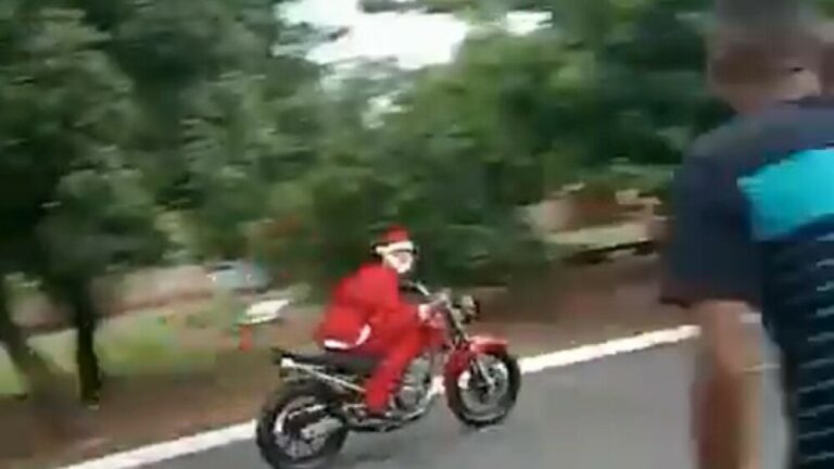 Viatura da PM capota ao perseguir ‘Papai Noel’ de moto; veja vídeo
