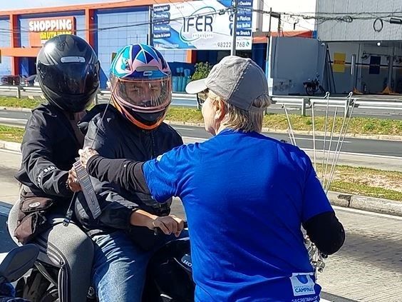 Emdec distribui antenas corta pipas para motociclistas em Campinas