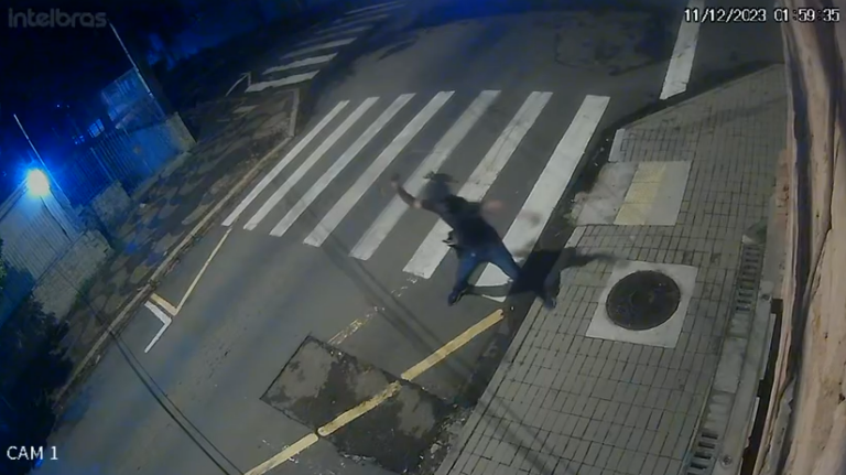 Homem invade restaurante e furta cafeteira no centro de Piracicaba; Veja vídeo