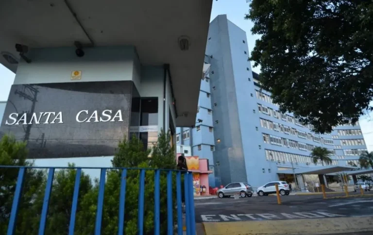 Homem de 43 anos morre após queda de escada durante manutenção de ar-condicionado