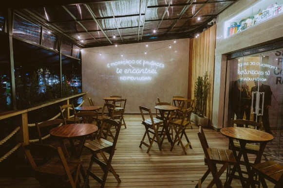 Meu Lugar Bar reabre após incêndio em telhado