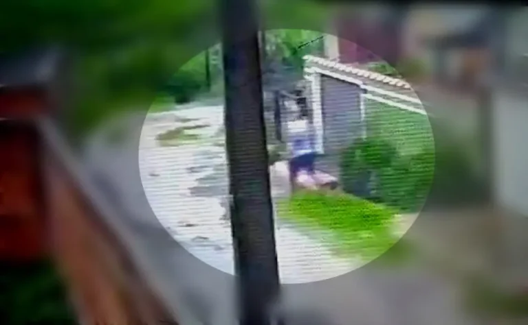 Homem é encontrado morto após cair em bueiro; veja vídeo da queda