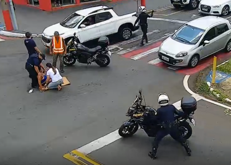 Mulher é atropelada por motociclista enquanto atravessava a faixa; veja vídeo