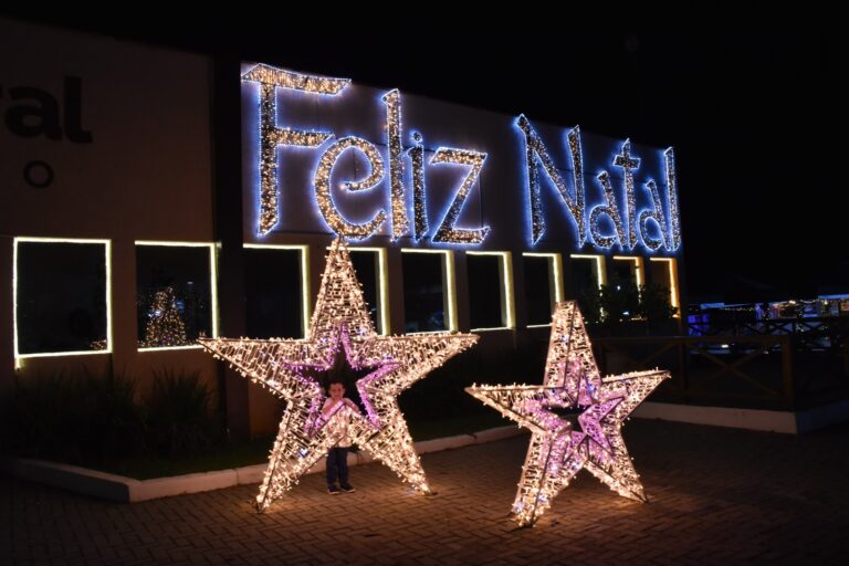 Prefeitura de Atibaia celebra a magia do Natal com presença do Papai Noel e carrossel gratuito