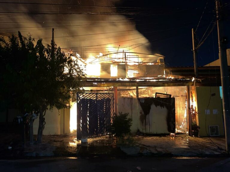 Incêndio destrói casa em Indaiatuba