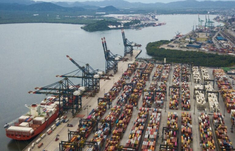 Porto de Santos cria programa público de visitas, com navegação no canal