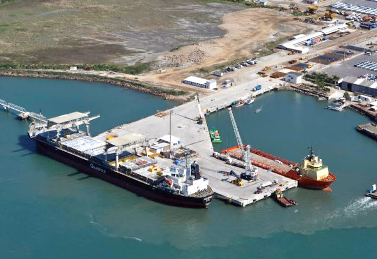 Um corpo de um homem de 30 anos foi encontrado junto aos pilares do cais do Porto de São Sebastião na manhã desta quarta-feira (20)