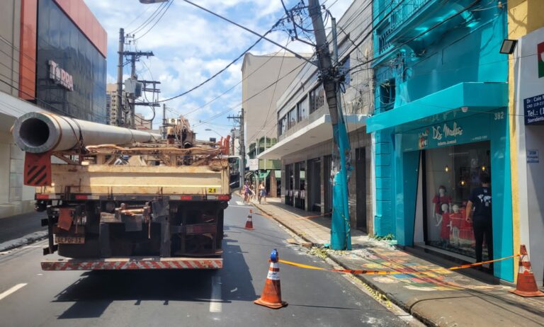 Coletivo urbano bate a lateral num poste e interdita ruas no centro de Ribeirão