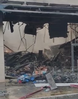 Lojas são consumidas por incêndio no centro de São Vicente