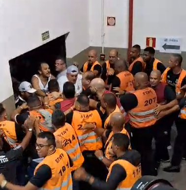 Torcida do Santos FC tenta invadir votação para presidente do clube e Tropa de Choque é acionada