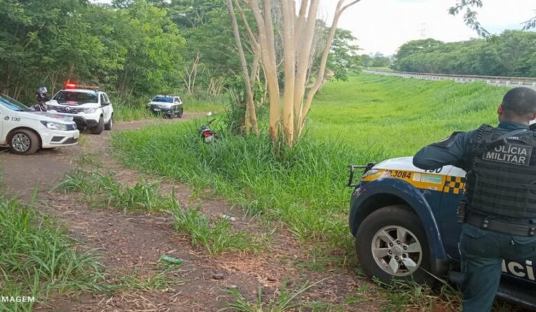 Vestida de noiva, mulher é encontrada morta às margens de rodovia