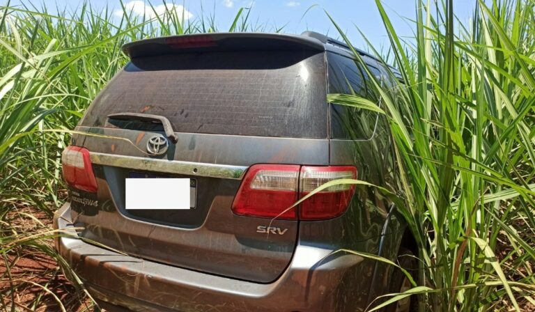 Polícia recupera carro de luxo após perseguição e buscas na mata