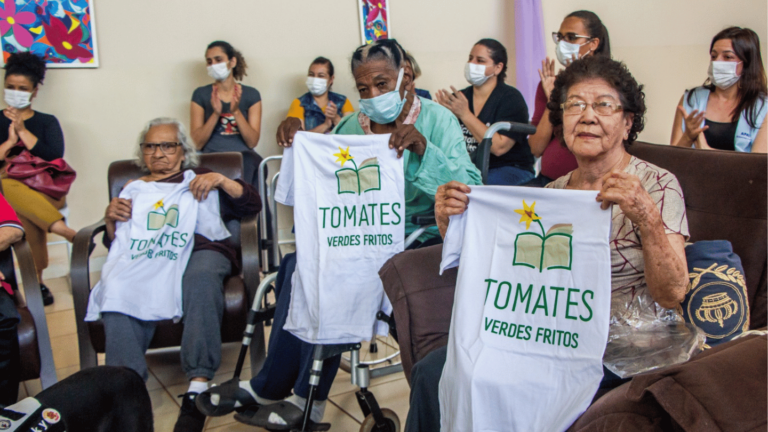 Idosos de clubes de leitura afetiva realizam confraternização natalina com livros e histórias em Ribeirão