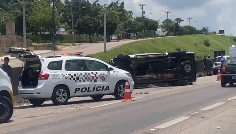 Perseguição na Santos Dumont termina com capotamento e três carros atingidos
