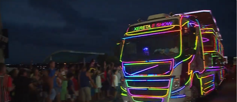 Papai Noel faz visita na carreta show da Xereta em Piracicaba