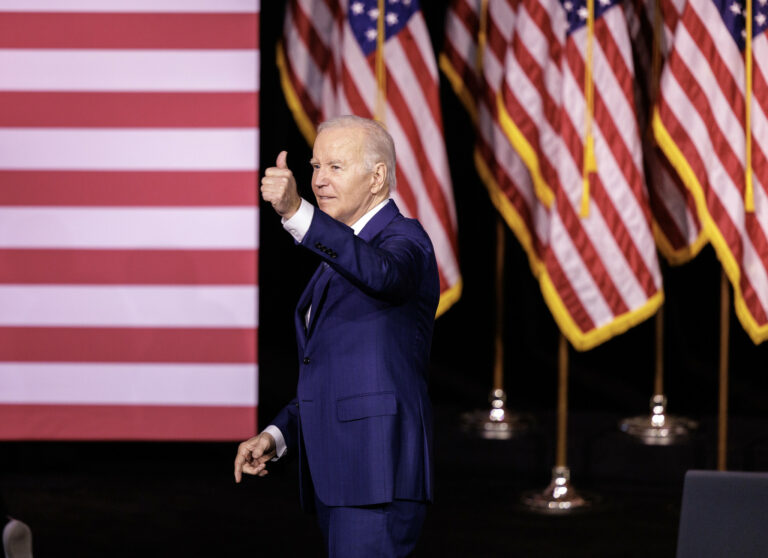 Biden vence primária ‘extraoficial’ mesmo sem estar na cédula, aponta projeção