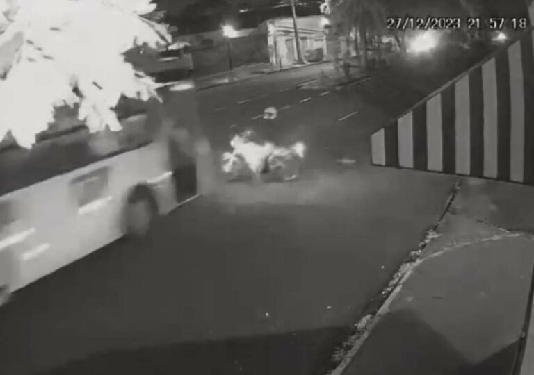 Motorista morre após colisão entre moto e ônibus em Araçatuba; câmeras registram acidente