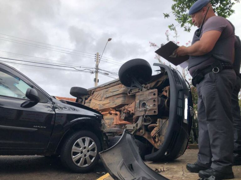 Homem em fuga de acidente colide em outro carro em cruzamento no Hilda Mandarino