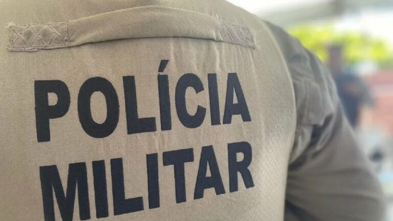Preso por tráfico, homem agride policial com mordida no pescoço