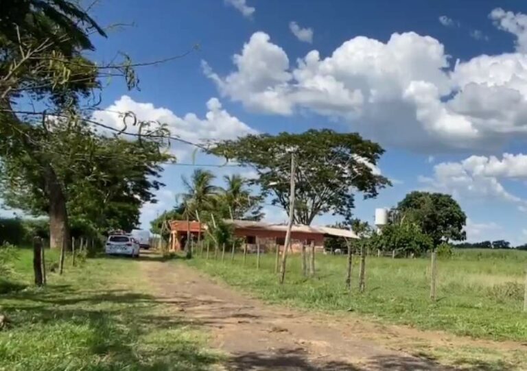 Homem de 56 anos é encontrado morto com golpes de faca em sítio