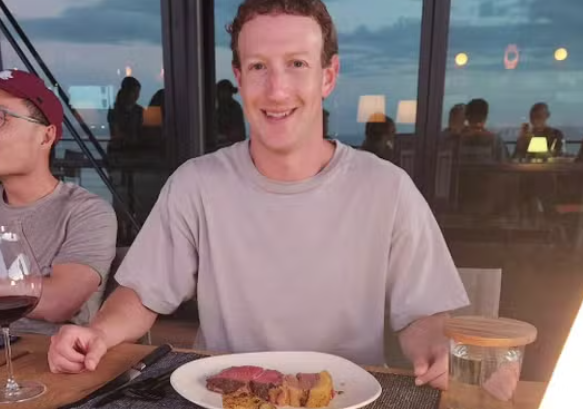 Zuckerberg inicia criação de boi com a carne mais cara do mundo e diz que rebanho vai beber cerveja e comer macadâmia