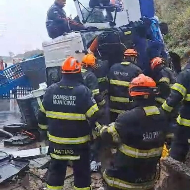 Caminhão perde o controle e cai do viaduto em Itupeva