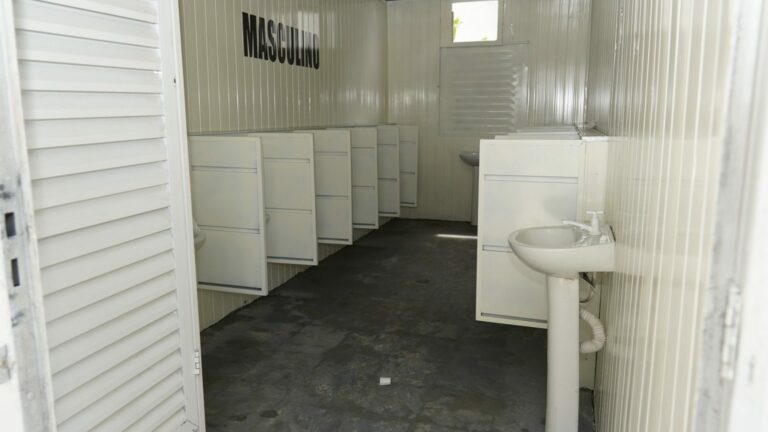 Cidade da região instala banheiros gratuitos em praias durante a temporada