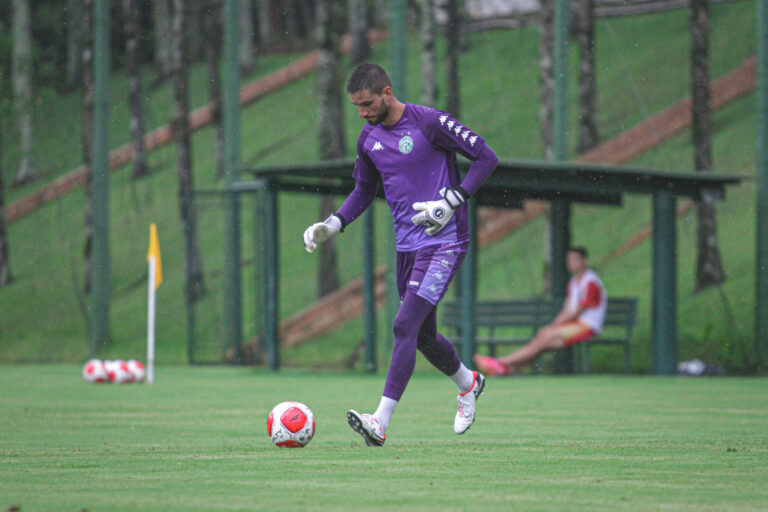 Pegorari fratura a fíbula e desfalca o Guarani por cinco meses