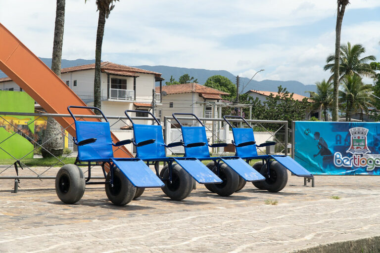 Cidade do litoral disponibiliza cadeiras de rodas anfíbias gratuitas em programação de verão