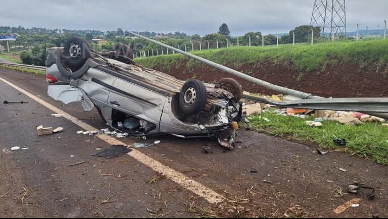 Três pessoas ficam feridas após capotamento no Anel Viário Sul 