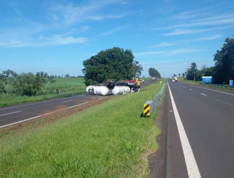 Tombamento de caminhão-tanque interdita trecho da Rondon em Coroados