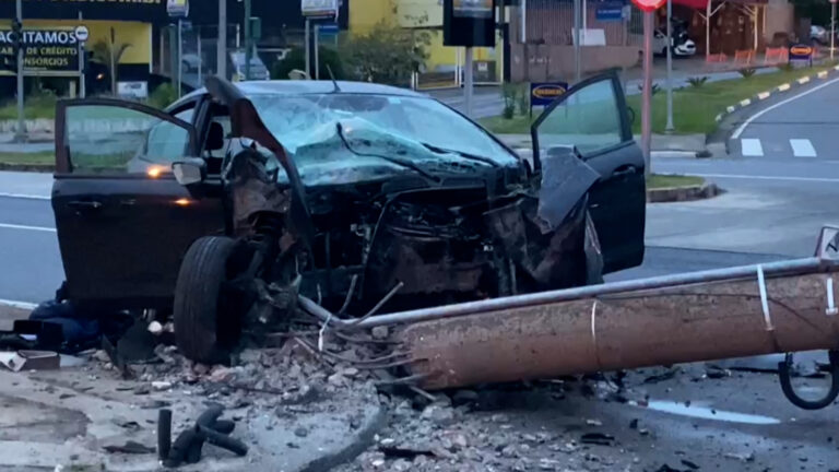 Suspeitos de roubo causam acidente e derrubam poste na Av. das Amoreiras