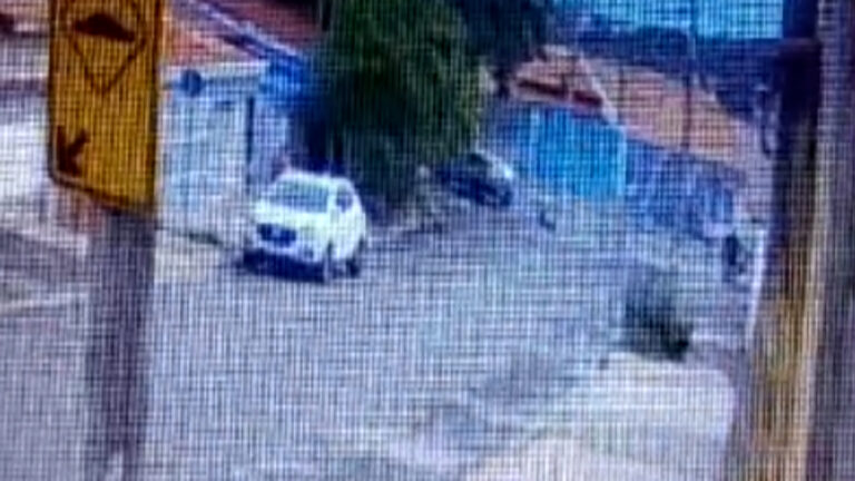 Mulher é arrastada durante assalto no interior de SP; veja vídeo