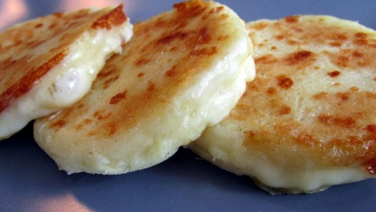 Conheça uma receita super prática e saudável para o lanche: arepas de arroz assada